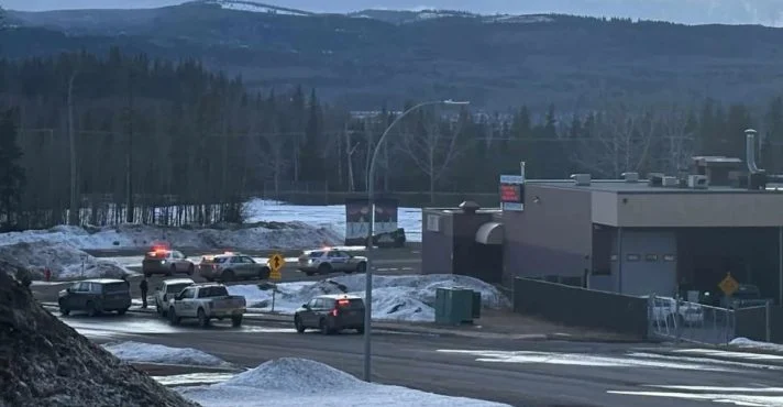 Tragédia em Tumbler Ridge: Tiroteio em escola secundária deixa 10 mortos (incluindo a atiradora) e pelo menos 25 feridos no Canadá; país em choque com um dos piores ataques em décadas